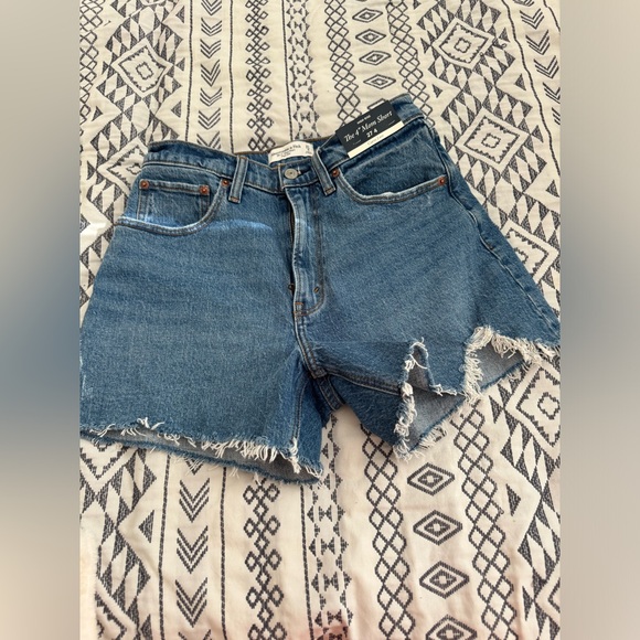 Abercrombie mom shorts NWT size 27/4 - Picture 1 of 4